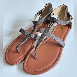 GBG Los Angeles  Round-toe strappy thong sandal Gold-tone buckle Back Zipper 10M